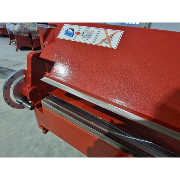 Abkantbank RED PLUS 2700/1.0/160* mit Fußpedal, Aussparung Biegemaschine
