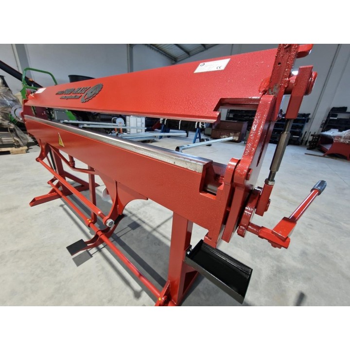 Abkantbank RED PLUS 2700/1.0/160* mit Fußpedal, Aussparung Biegemaschine