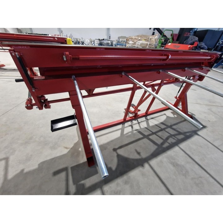 Abkantbank RED PLUS 2700/1.0/160* mit Fußpedal, Aussparung Biegemaschine
